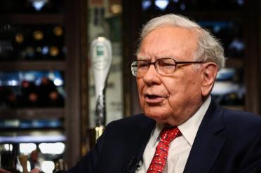 Warren Buffett under pressure to give up Berkshire Hathaway chairman role