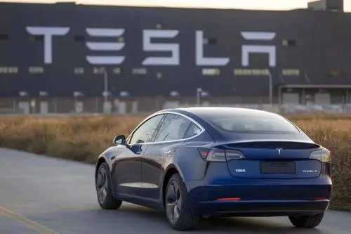 $テスラ (TSLA.US)$$ニオ (NIO.US)$連邦政府は数十億ドルをかけて、米国の自動車、電池、充電設備メーカーや設置業者と協力し、約60万台の軽乗用車やトラックを交換している。総務庁の最新データによると、連邦政府は65万台近くの自動車を持っている。現在、約3，000台の電気自動車、すなわち0.5%しか電気自...