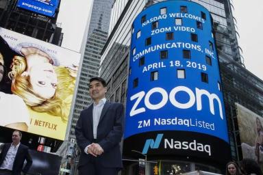 由於公司在 2022 年面臨重大增長問題，Zoom 股價下跌