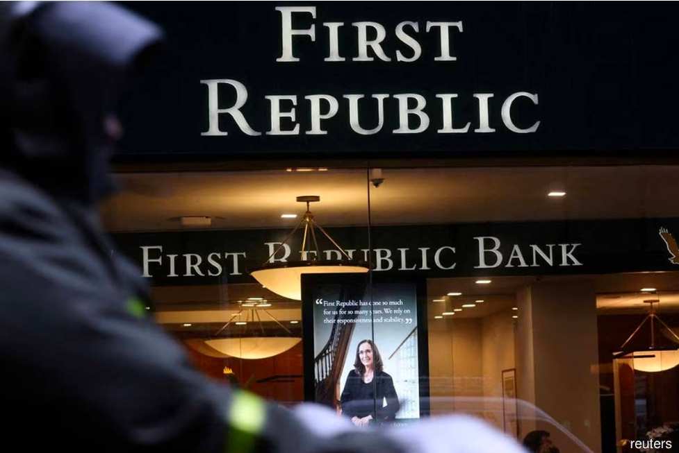 First Republic's Deposit Drop Heightens in Q1 Concerns Amidst Banking Crisis