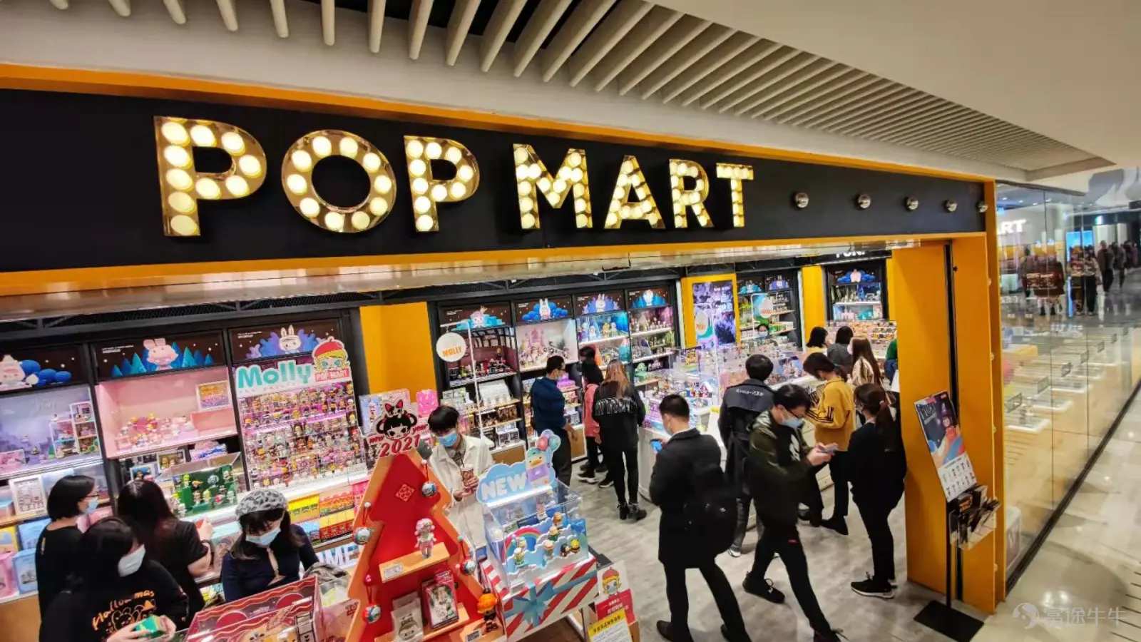 POP MART (9992.HK) 23Q3回顾：国内销售稳步回升，线上渠道大幅扩张