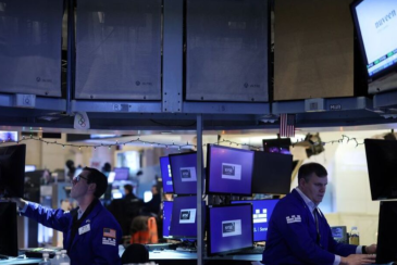 Wall St Ends Higher, Powell Comments Avoid Rate Policy