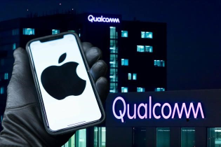 Qualcomm Extends Chip Contract with "Biggest Customer" Apple for Three Years