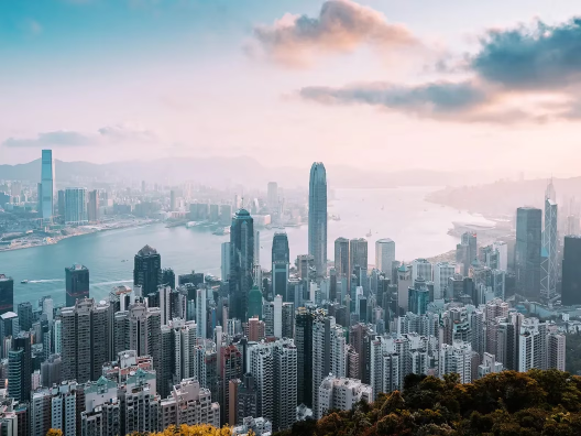 香港将允许散户投资者购买大型加密代币，以推动全球数字资产中心的雄心壮志