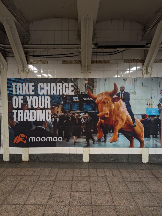 クールなMOOMOOの目撃情報が地下鉄で！ 🚇