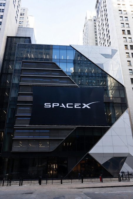 Elon Musk just dropped a nuclear bomb on the IPO game—SpaceX might let retail investors snag 30% of the float (normal IPOs give 5-10%). Why? – Musk wants to "tap loyal fans" and avoid the usual post-IPO dump-fest. – Valuation could hit $1.75 trillion (bigger than Tesla’s peak). – Bank of America, Morgan Stanley, UBS leading the retail charge. This ain’t just another meme stock—Elon’s trying to build a long-term cult army of investors.[Emm] Drop your bag si...