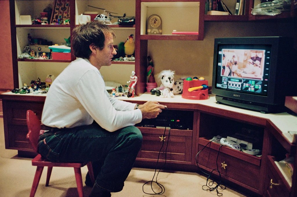 Robin Williams playing Ground Zero: Texas on his Sega CD back in 1993 🍿 🎮