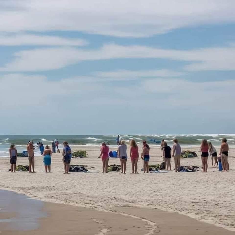 $Tesla (TSLA.US)$ after the past couple of days I needed to take a break and go down to the beach so I snapped a picture of some people just enjoying the day.