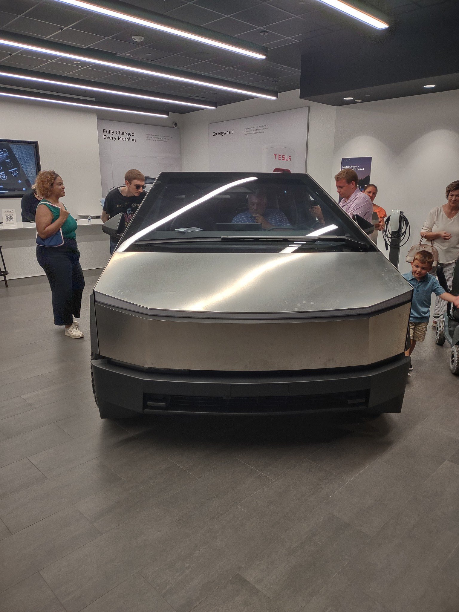 $Tesla (TSLA.US)$ I'm at Mohegan Sun in Connecticut at the Tesla store looking at a foundation series cybertruck. it looks really cool from a distance however t...