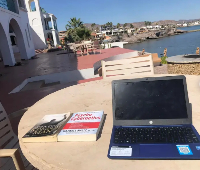 😎 LIFE IS BEAUTIFUL 🤩 I ASPIRE TO INSPIRE BEFORE I EXPIRE ♦️ GIVE PEOPLE THEIR FLOWERS 🌹 WHILE THEY CAN STILL SMELL 👃🏽 EM 💯