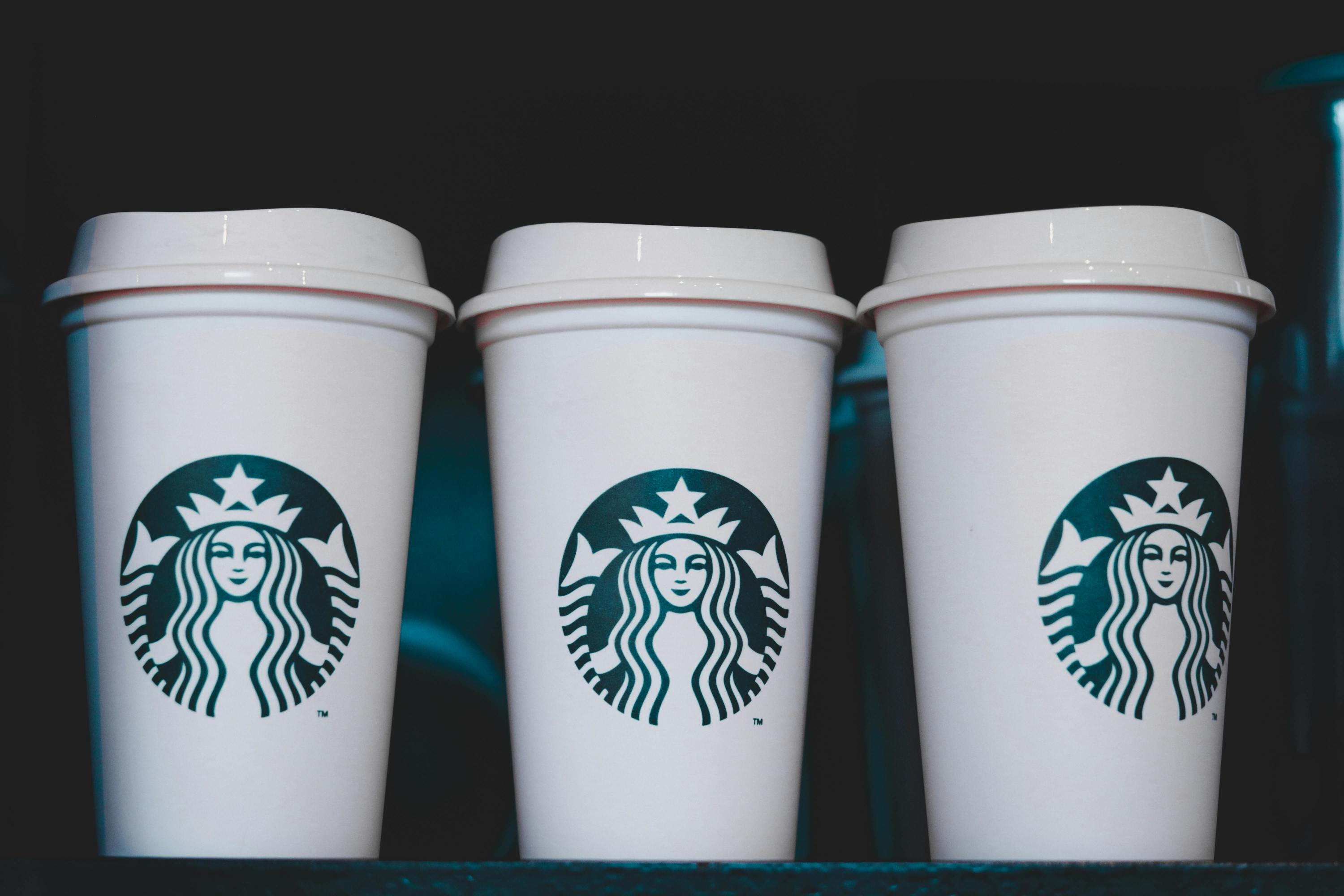 ☕ 星巴克 (SBUX) 加速全球扩张，股价能否迎来新一波成长？｜美股 101