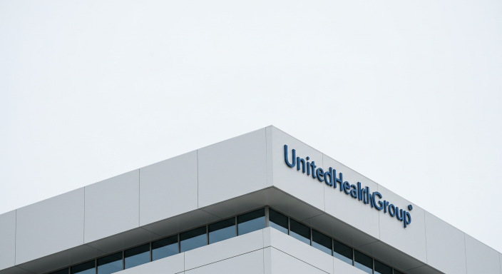 UnitedHealth (UNH) 股价逆势上涨，未来仍具投资价值？财报、网络攻击、高管变动全面解析｜美股101