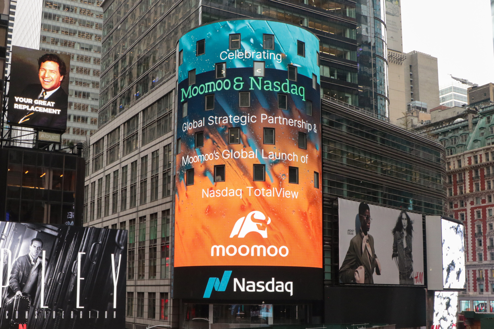 Moomoo和Nasdaq庆祝为期六年的合作关系，并宣布建立全球战略合作伙伴关系，以继续促进投资者教育