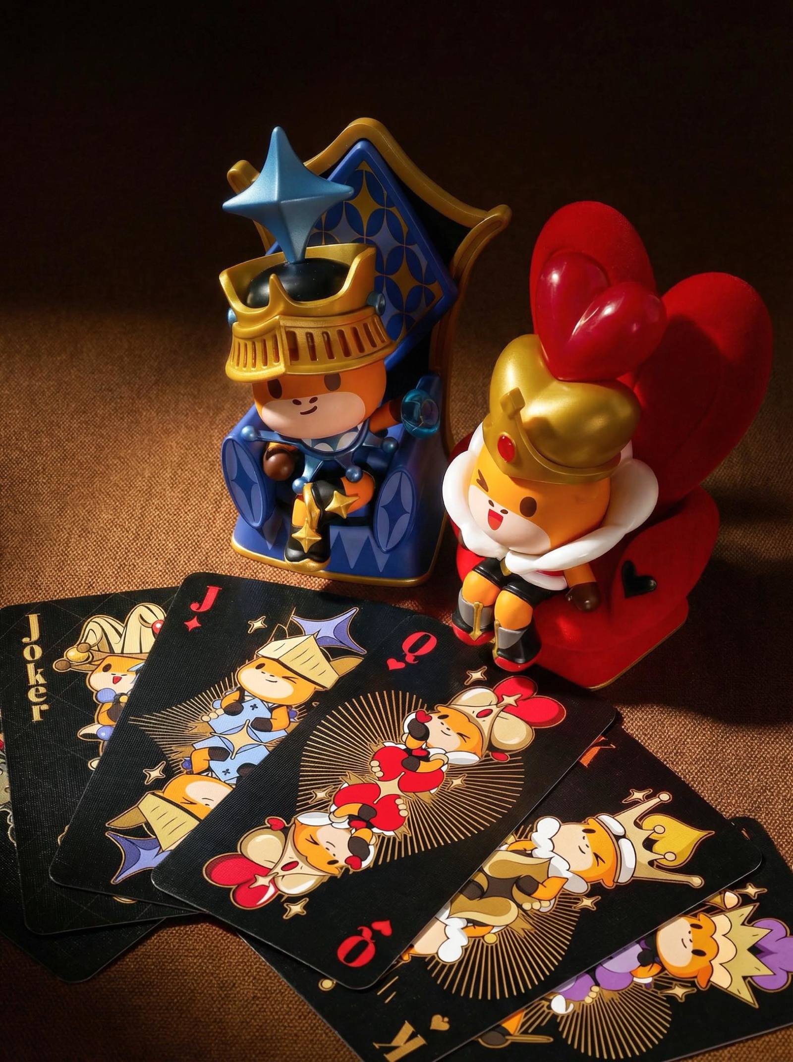 嘿，mooers！ 我们的扑克系列手办得到了大家的厚爱和超棒的反馈！🥰 那么，一个以扑克为主题的系列怎么能少了扑克牌本身呢？ 🃏✨ 今天，我们非常激动地为大家带来moomoo全新品牌扑克牌 ——是你手办收藏的一个绝佳补充，也是游戏之夜的完美选择！[666] ✨两个版本，两种风格 挑选一副扑克就像挑选一种氛围——我们为你准备了两个期权：为你： 1. 黑色...