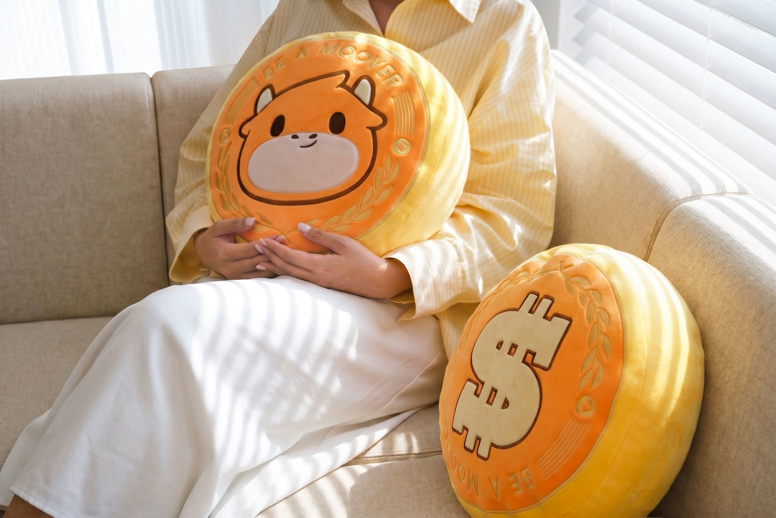 Hey mooers, 😊Meet the Moomoo coin cushion, the newest addition to the Moomoo merch lineup! We've noticed that the original moomoo head cushion, released many years ago, has become a beloved companion in many mooers' daily lives [Clap]. This time, we wanted to try something new while keeping the same feeling. Why a Coin🪙 A coin fits the Moomoo story. It represents luck, value, and something worth holding onto. 🔸Front side [Tongue]Moomoo’s smiling face sit...