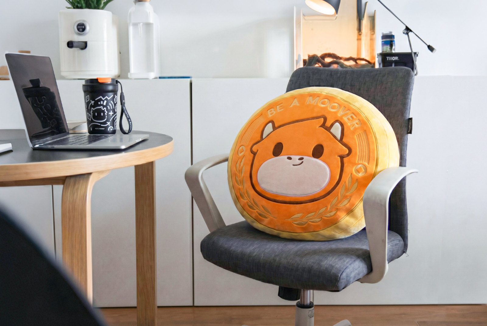 Hey mooers, 😊Meet the Moomoo coin cushion, the newest addition to the Moomoo merch lineup! We've noticed that the original moomoo head cushion, released many years ago, has become a beloved companion in many mooers' daily lives [Clap]. This time, we wanted to try something new while keeping the same feeling. Why a Coin🪙 A coin fits the Moomoo story. It represents luck, value, and something worth holding onto. 🔸Front side [Tongue]Moomoo’s smiling face sit...