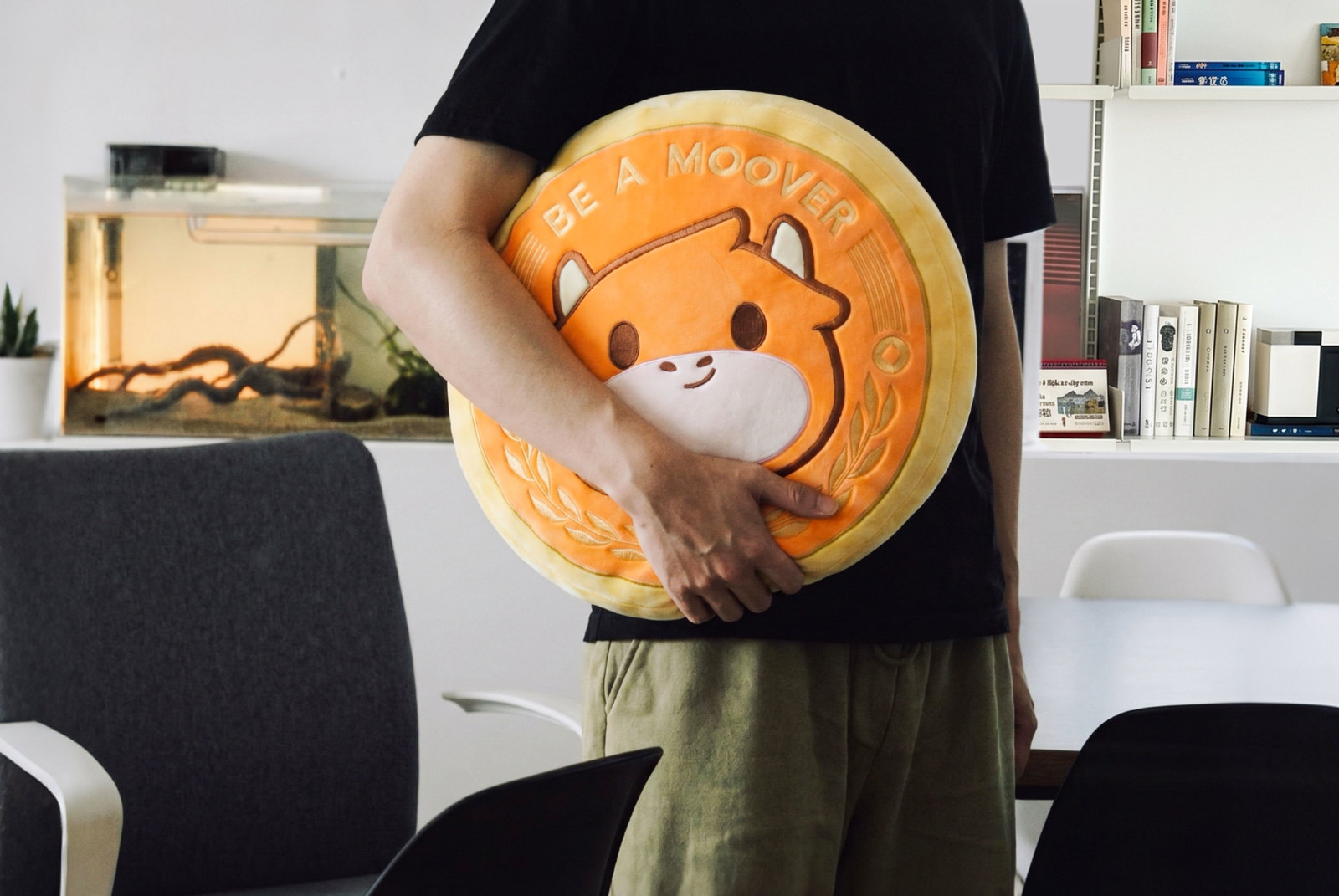 Hey mooers, 😊Meet the Moomoo coin cushion, the newest addition to the Moomoo merch lineup! We've noticed that the original moomoo head cushion, released many years ago, has become a beloved companion in many mooers' daily lives [Clap]. This time, we wanted to try something new while keeping the same feeling. Why a Coin🪙 A coin fits the Moomoo story. It represents luck, value, and something worth holding onto. 🔸Front side [Tongue]Moomoo’s smiling face sit...