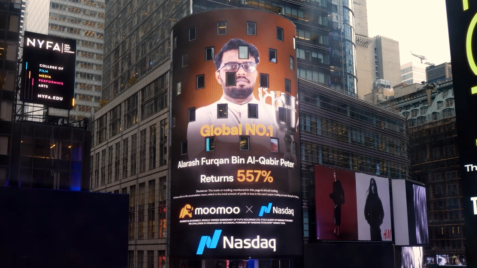 Moomoo showcased the  top winner Alarash Furqan Bin Al-Qabir Peter on the Nasdaq Tower billboard